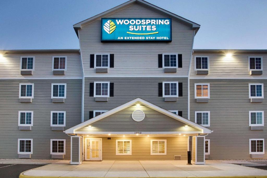 马纳萨斯WoodSpring Suites Manassas Battlefield Park I-66的前面有标志的建筑