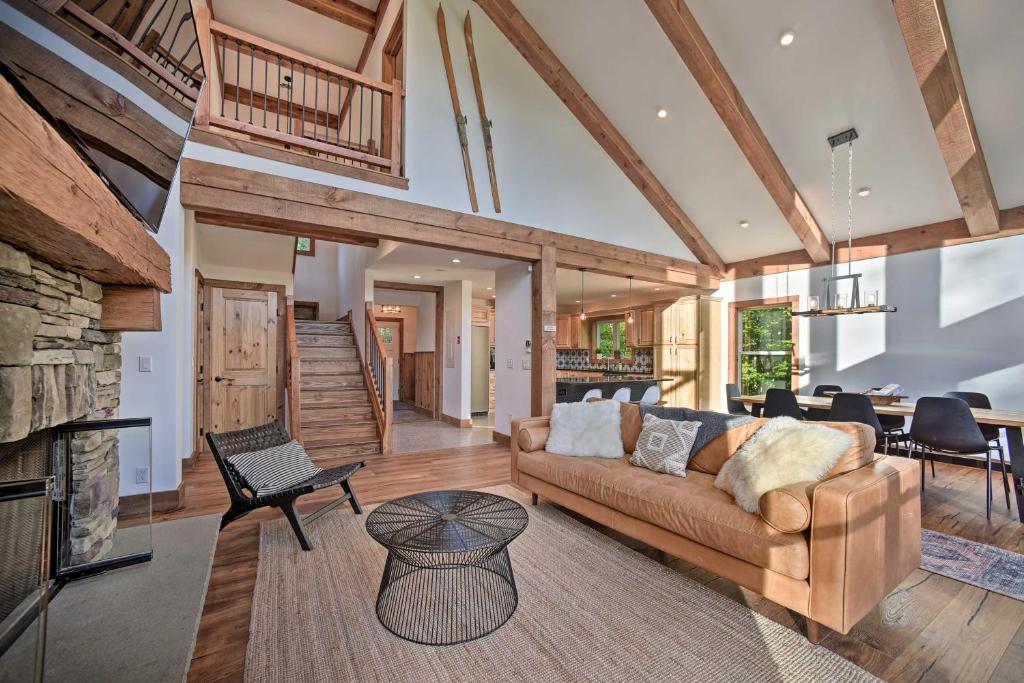 温德姆Luxury Home with Deck Explore the Catskill Mtns!的带沙发和壁炉的客厅