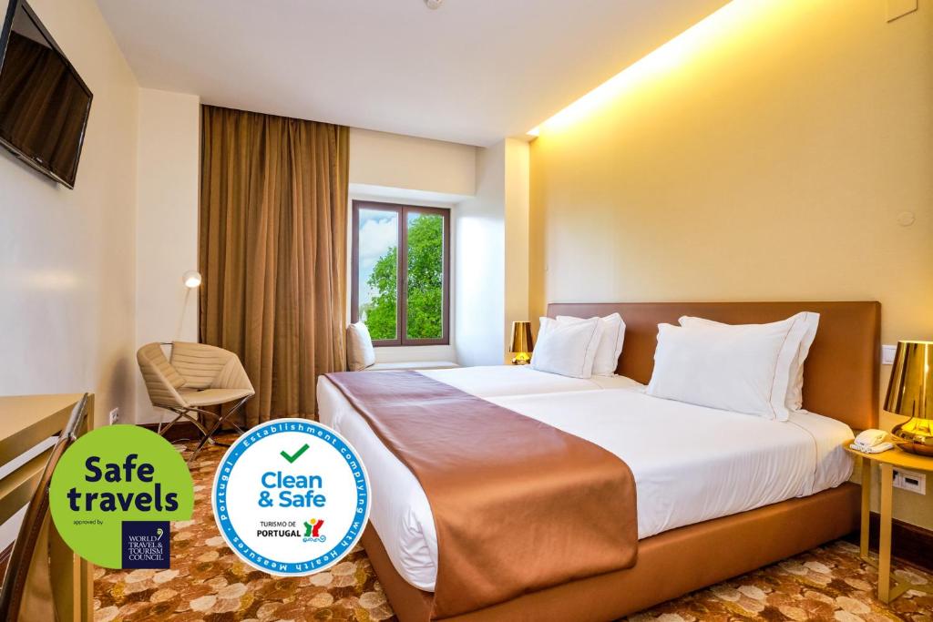 辛特拉辛特拉精品酒店的酒店客房设有床和窗户。
