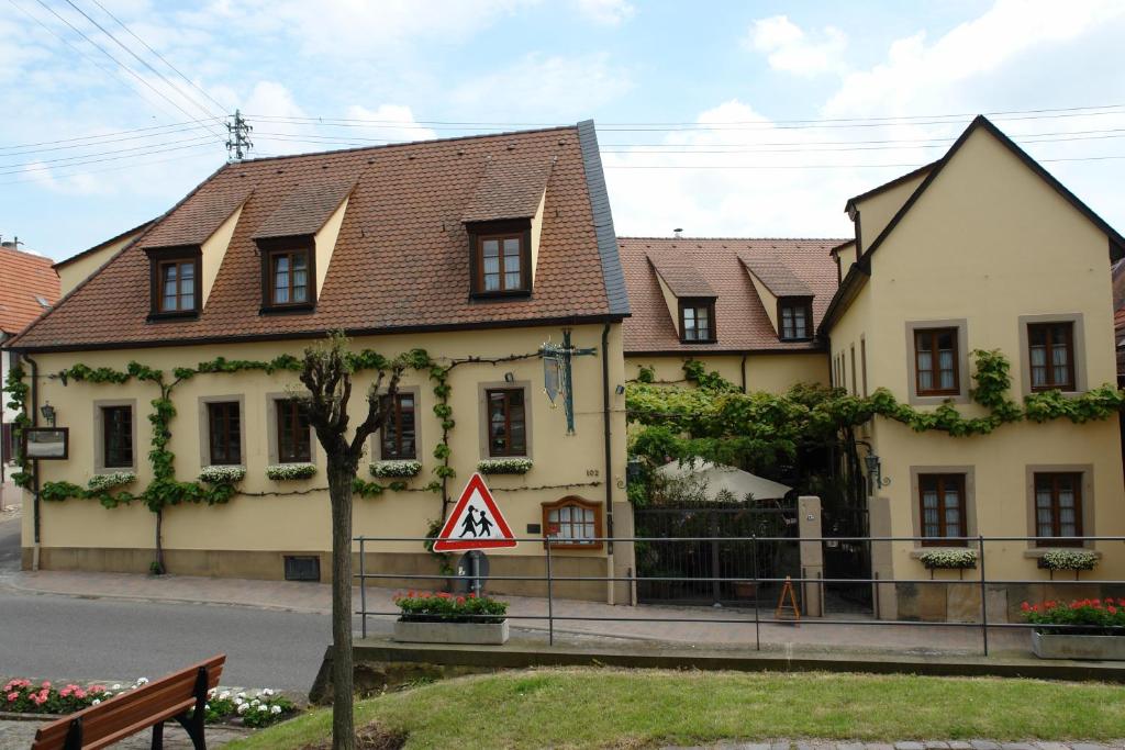 卡尔斯塔特卡尔斯塔特霍夫酒店的前面有标志的建筑