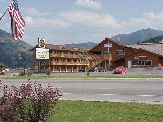 阿尔派恩布尔穆斯旅舍的悬挂在旅馆前面的美国国旗
