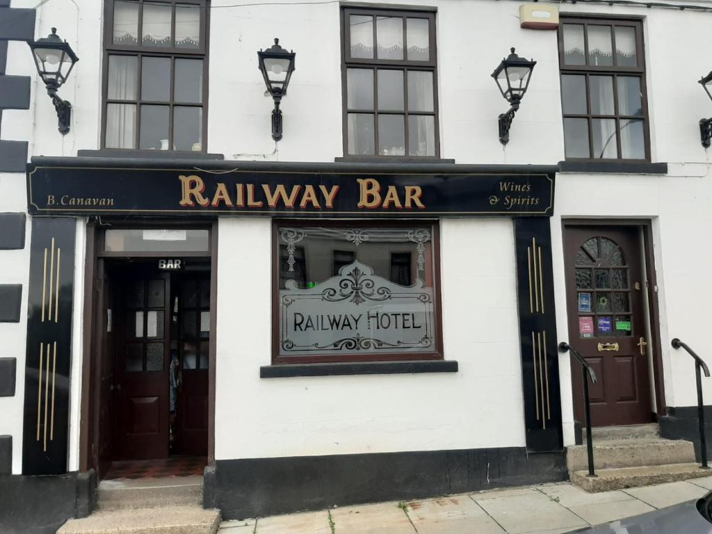 Poyntz PassRailway Bar Accommodation的铁路酒吧标志的建筑物