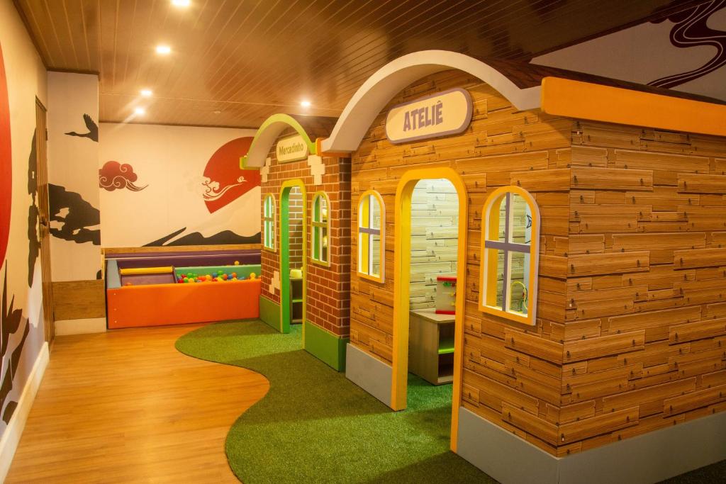 坎波斯杜若尔当玛特苏博瑞酒店的一间游戏室,墙上设有一座木房子
