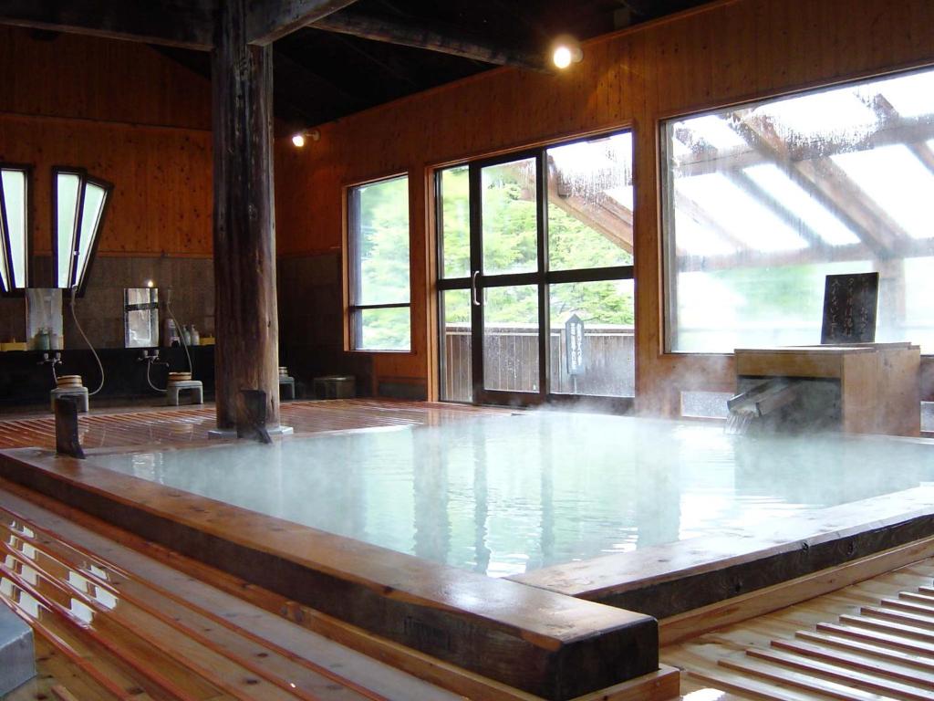 嬬恋村万座温泉日进馆的大型客房设有带窗户的舞池