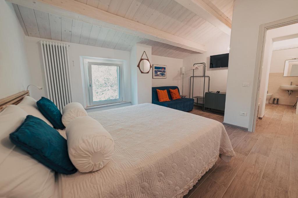 乌尔比诺Casale di Nicolò的卧室配有带蓝色枕头的大型白色床