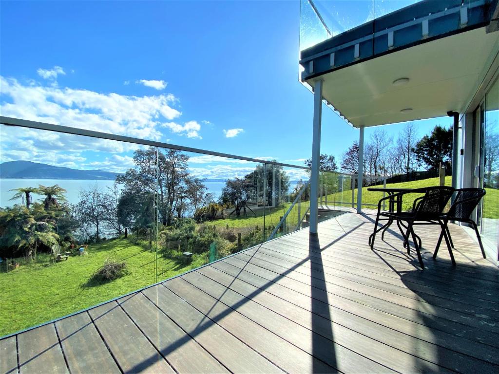 罗托鲁瓦Addictive View - Lakeside Studio的享有水景的房屋阳台