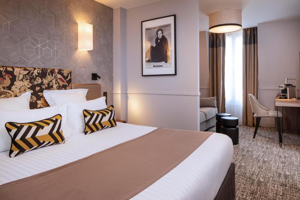 巴黎道努歌剧酒店的酒店客房 - 带一张大床和两个枕头