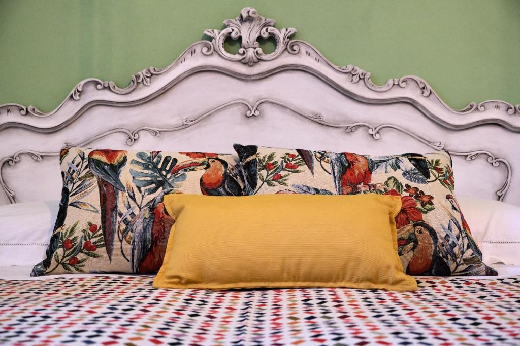 圣温琴佐OlioeAlloro B&B的一张带白色床头板和两个枕头的床