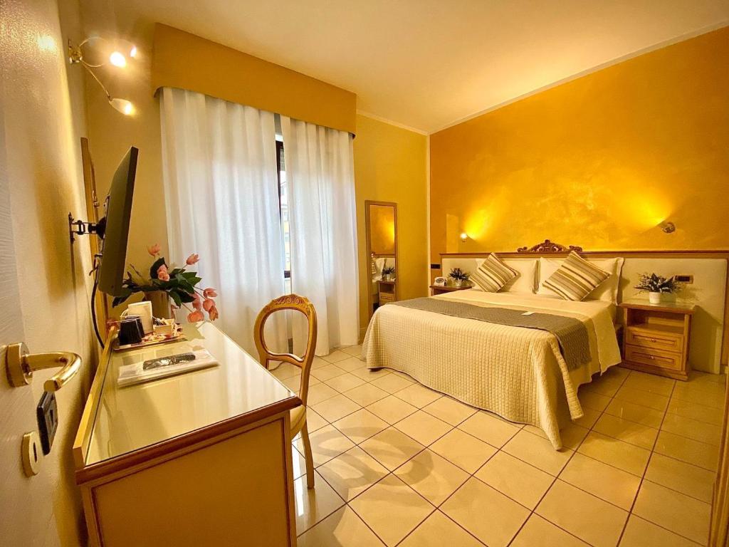 诺加拉皮克罗诺加拉酒店的酒店客房配有一张床铺和一张桌子。