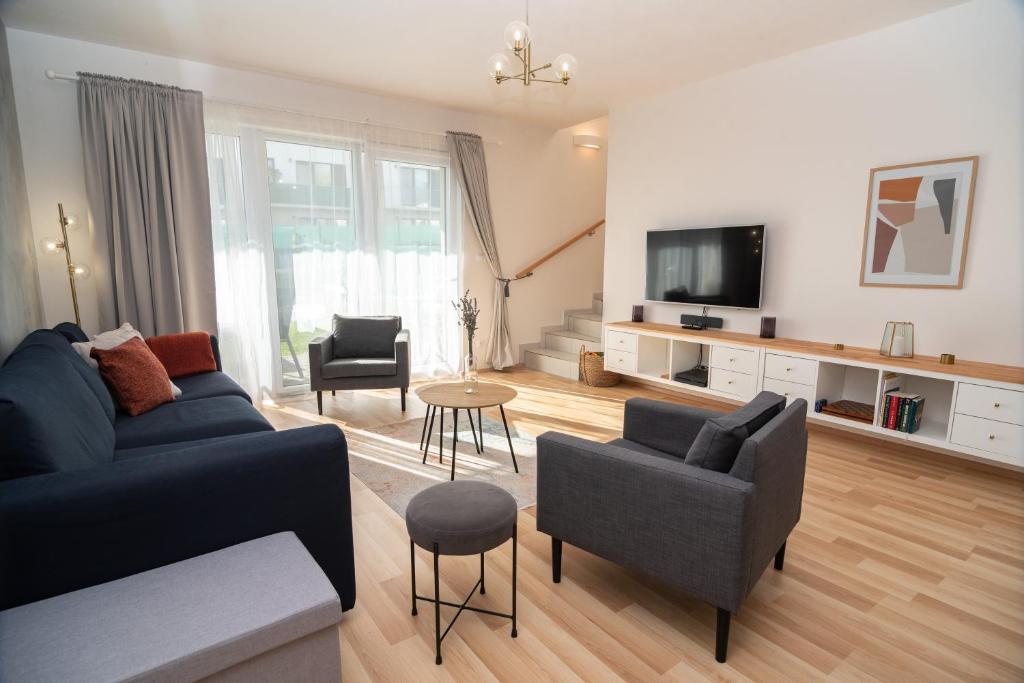 米库洛夫3 bed modern family house in Mikulov的带沙发和电视的客厅