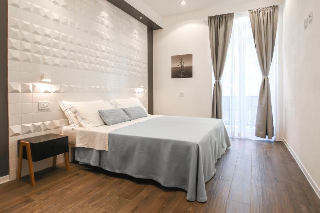 克里日亚Locanda Il Carugio的一间卧室设有一张床和一个大窗户