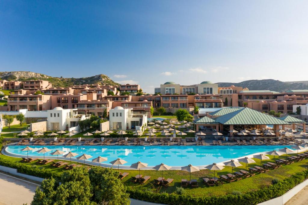 卡尔扎迈纳Atlantica Belvedere Resort - Adults Only的享有带遮阳伞的度假村游泳池的空中景致