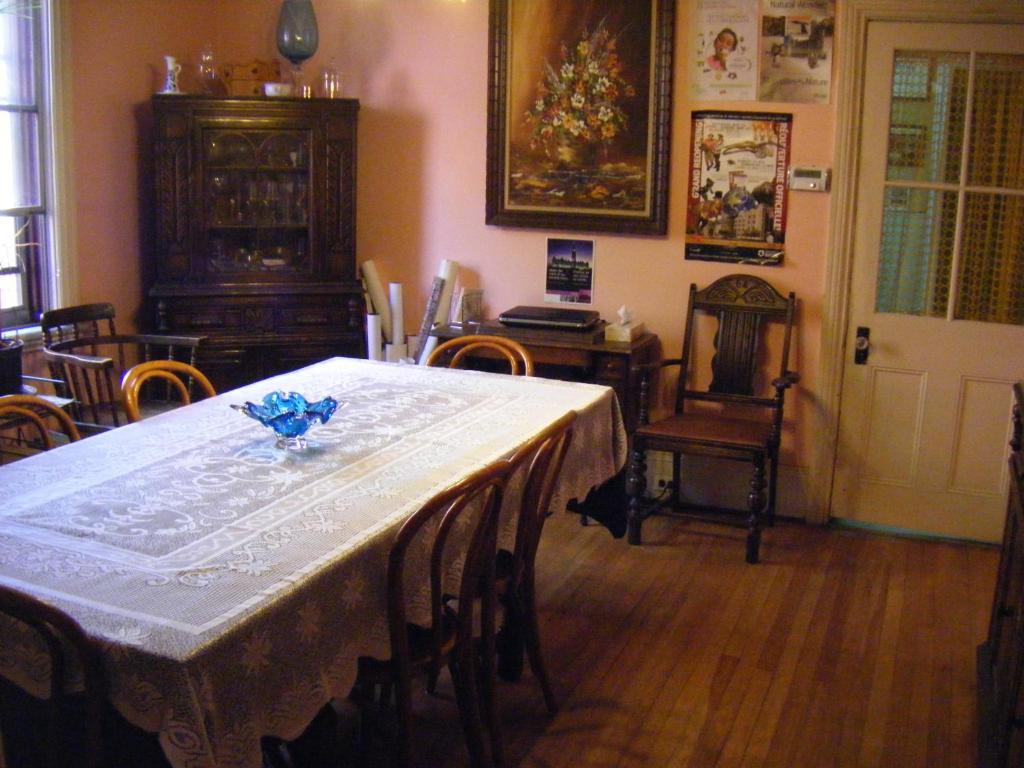 渥太华奥伯格艺术住宿加早餐酒店的一间配备有白色桌椅的用餐室