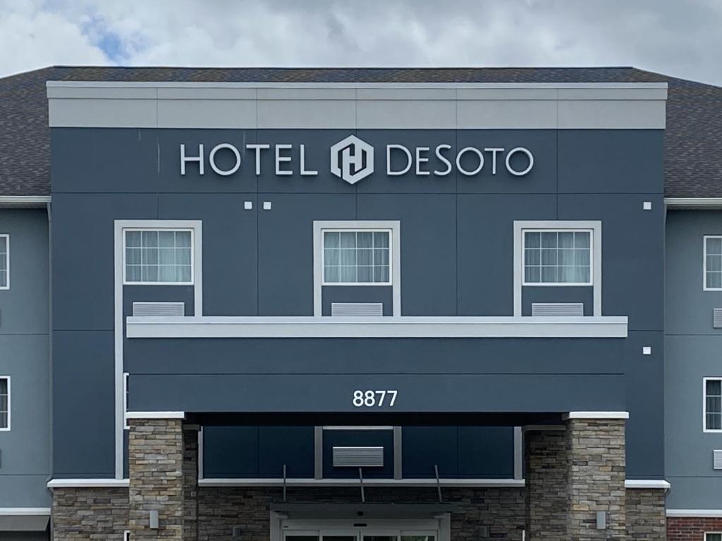 奥利夫布兰奇Hotel DeSoto的建筑前的酒店描述标志