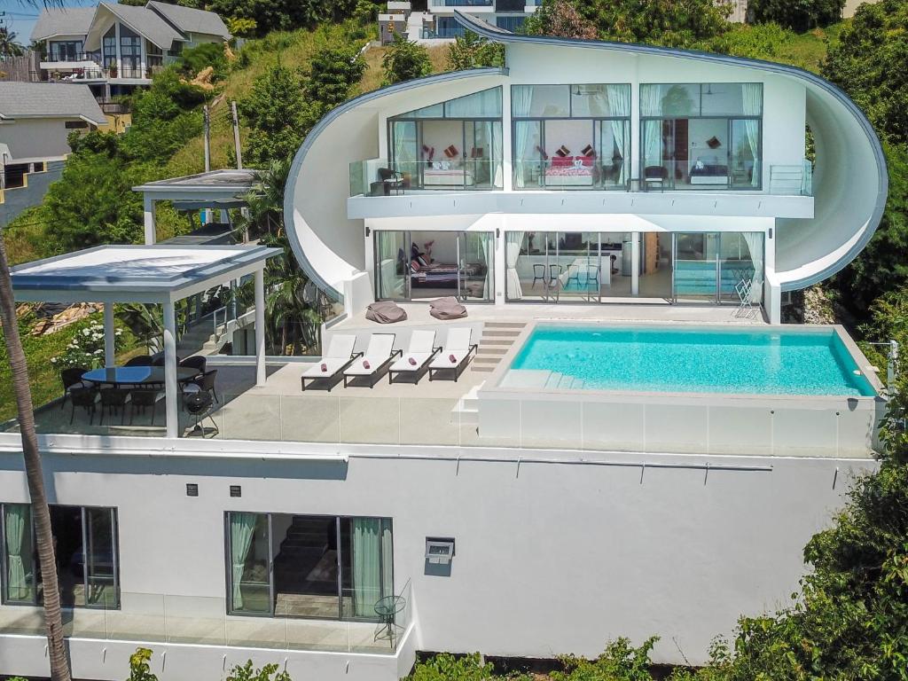 拉迈Villa Zen Sushi的享有带游泳池的房屋的空中景致