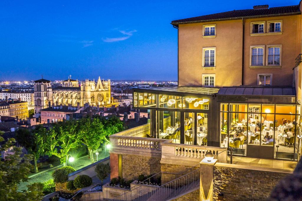 里昂佛罗伦萨别墅酒店的一间晚上享有城市美景的酒店