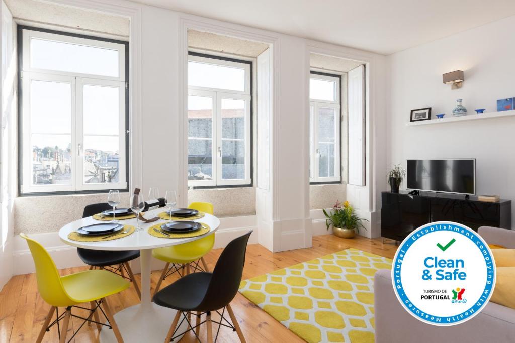 波尔图Colorful Stunning Sunlit Flat by Host Wise的用餐室以及带桌椅的起居室。
