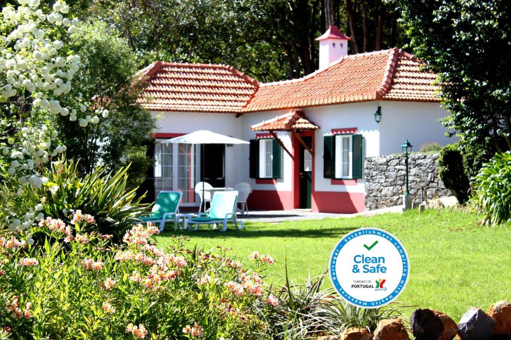 卡马查Quinta Das Faias的一座红色和白色的小房子,有院子