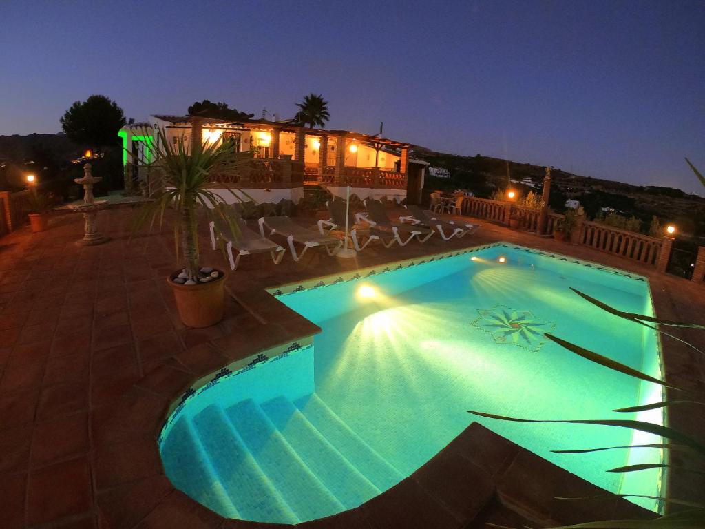 弗里希利亚纳Casa La Araucaria的夜间游泳池,灯光照亮