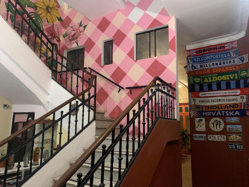 布宜诺斯艾利斯Hostelmo Hotel的一道粉红色和白色的墙的楼梯