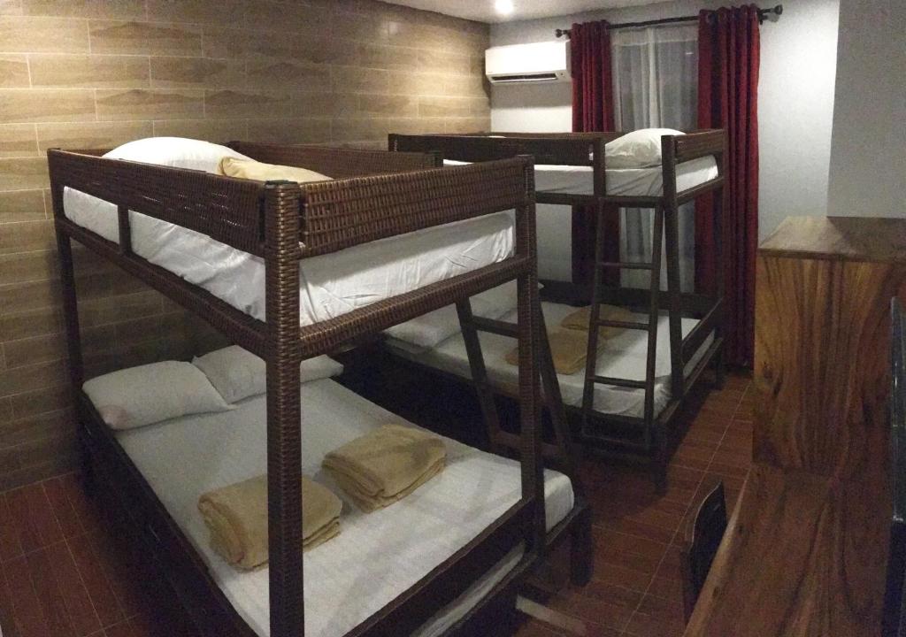 卢塞纳Lucena Fresh Air Hotel的客房内的一组双层床