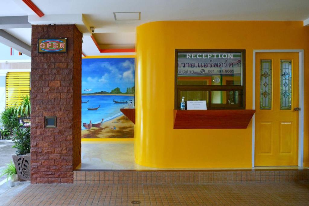 奈扬海滩T.Y.机场宾馆的墙上有画的黄色建筑