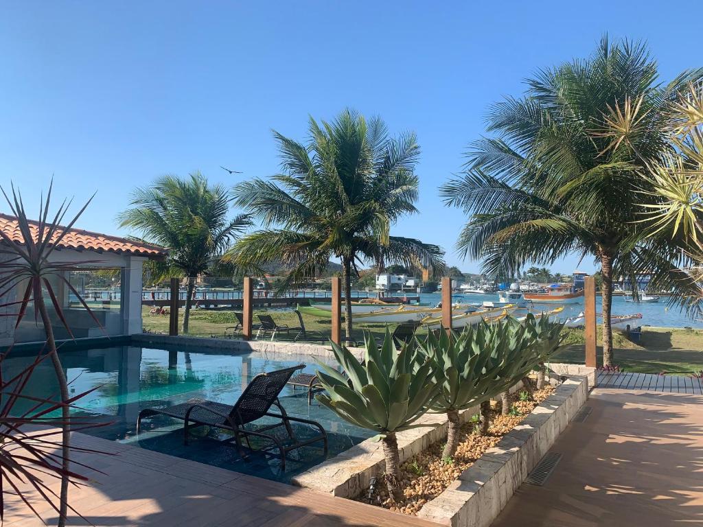 卡波布里奥Hotel Premium Recanto da Passagem的棕榈树游泳池度假村