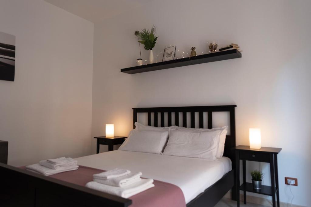 罗马The Good Place B&B的卧室配有一张带两盏灯的墙壁床。