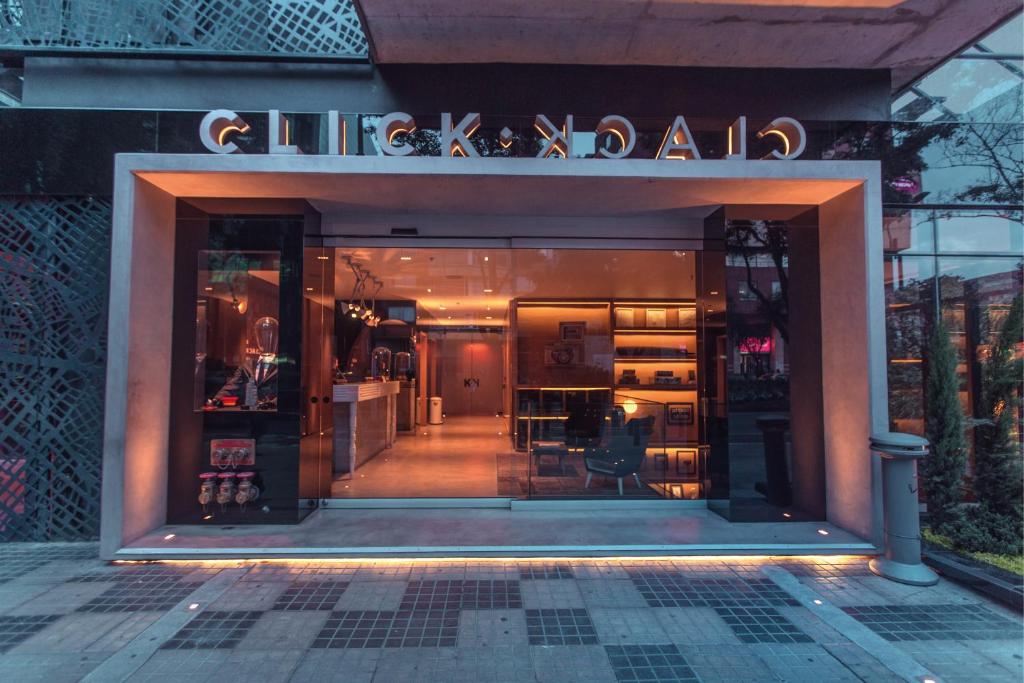波哥大The Click Clack Hotel Bogotá的商店前方有读商场的标牌