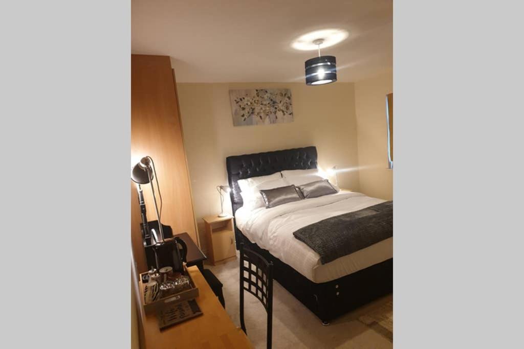 利默里克private-ensuite-room Limerick city stay的一间卧室配有一张黑色床架床