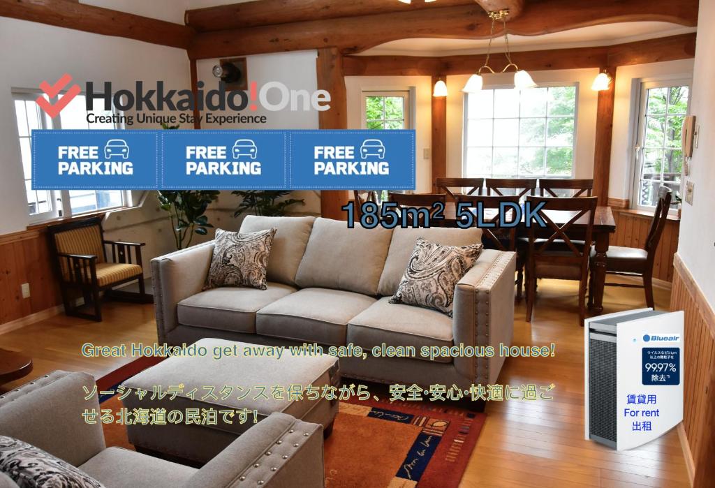 札幌Sapporo Luxury Log House 5Brm max 18ppl 4 free parking的带沙发的客厅和用餐室