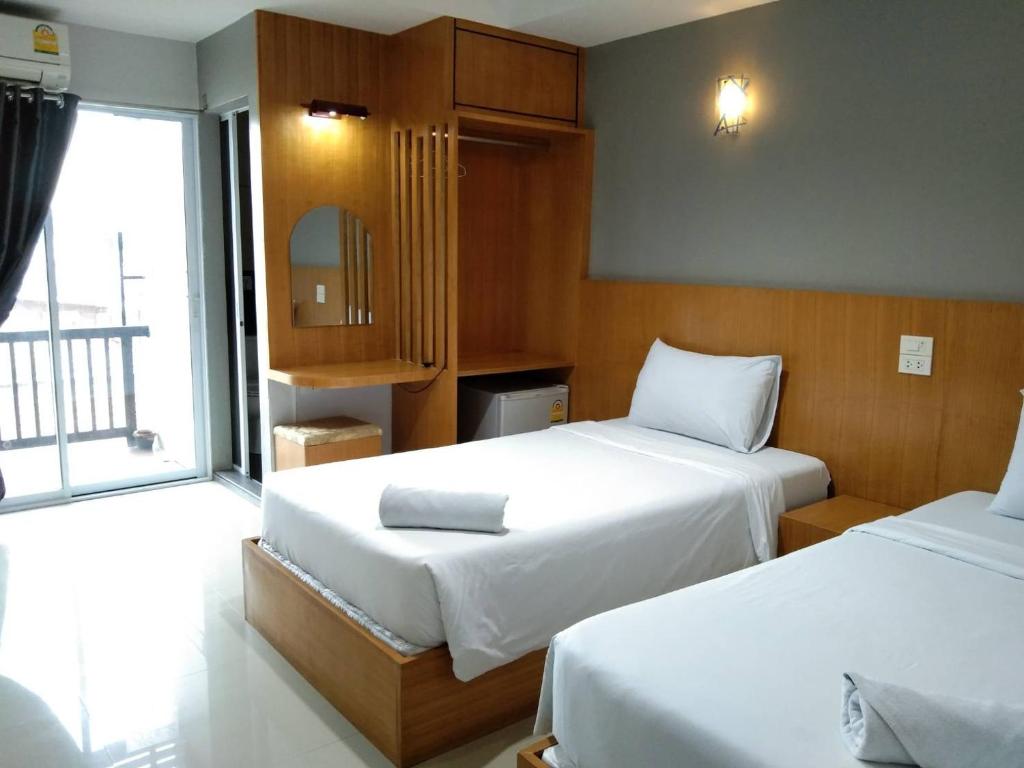 彭世洛@Me2酒店的酒店客房设有两张床和窗户。