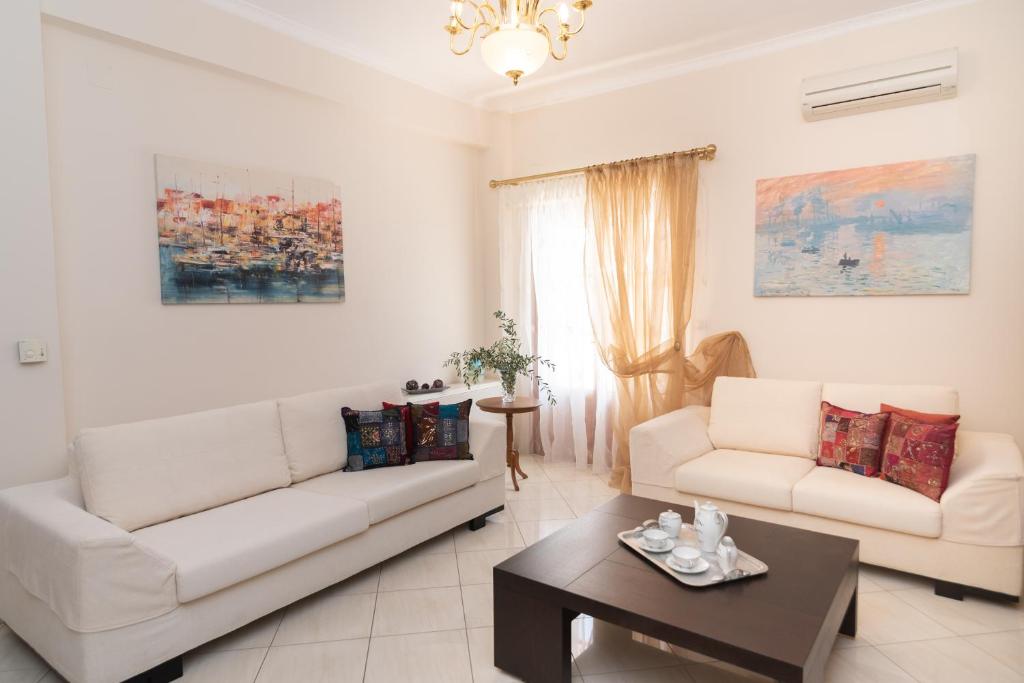 瓦西Katerina's House的客厅配有2张白色沙发和1张咖啡桌