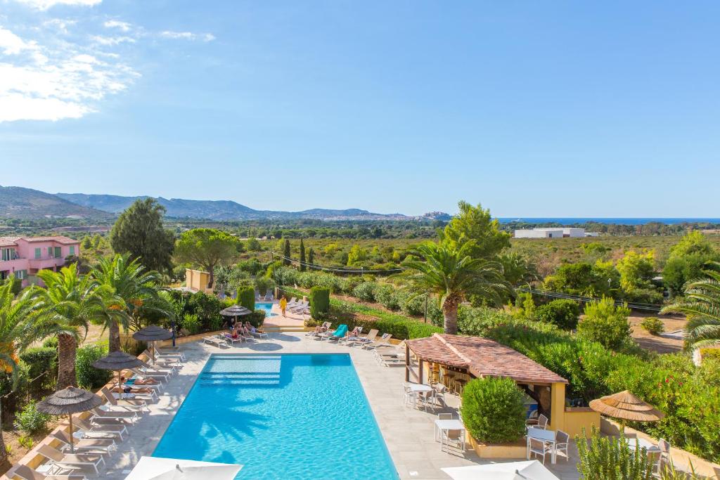 卡尔维Hotel Cesario的享有度假村游泳池的空中景致