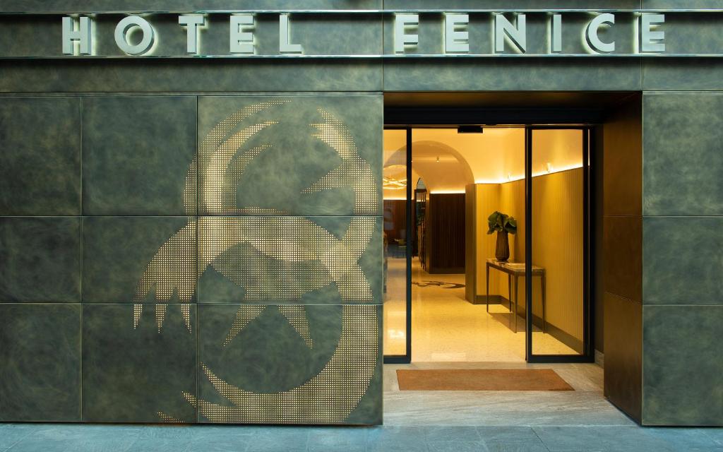 米兰菲尼斯酒店的酒店入口的外墙,上面有标志