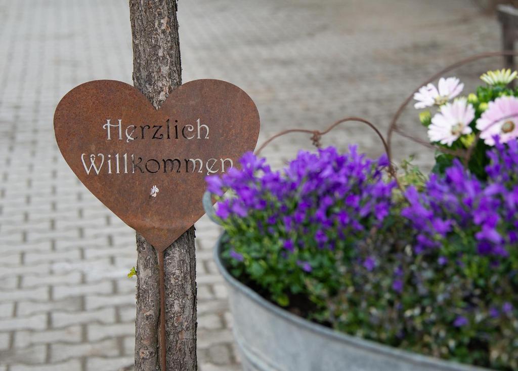 雷根Gut Tausendbachl的花盆前的木心标志