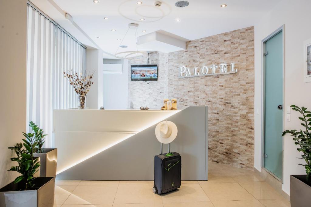 古维亚Palotel Design Gouvia的办公室的大堂,设有前台