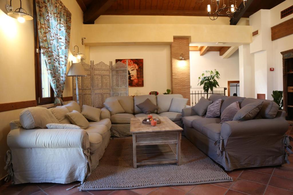 里米尼La Puraza Comfort Rooms的带沙发和桌子的客厅