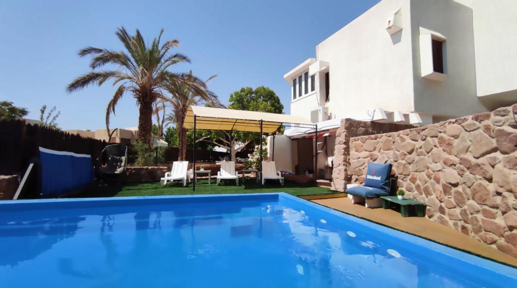 埃拉特Guest House "Villa Klara Eilat" Heated pool and sauna all year round的房屋前的游泳池