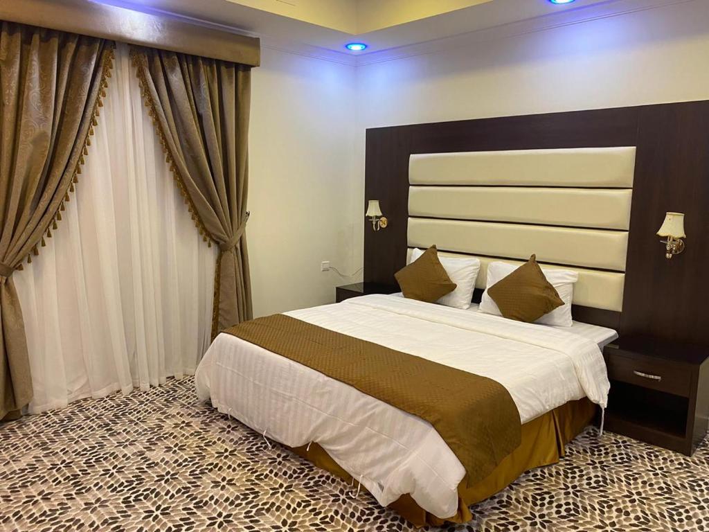 达曼دانة الشرقية للشقق المخدومة بالدمام Danat Al Sharqiah Serviced Apartments的一间卧室,卧室内配有一张大床