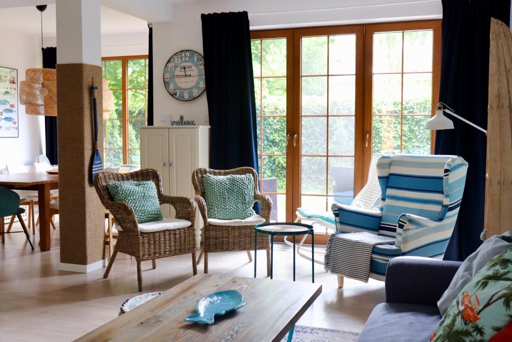 洛格沃Sea You Blue House的客厅配有椅子和桌子