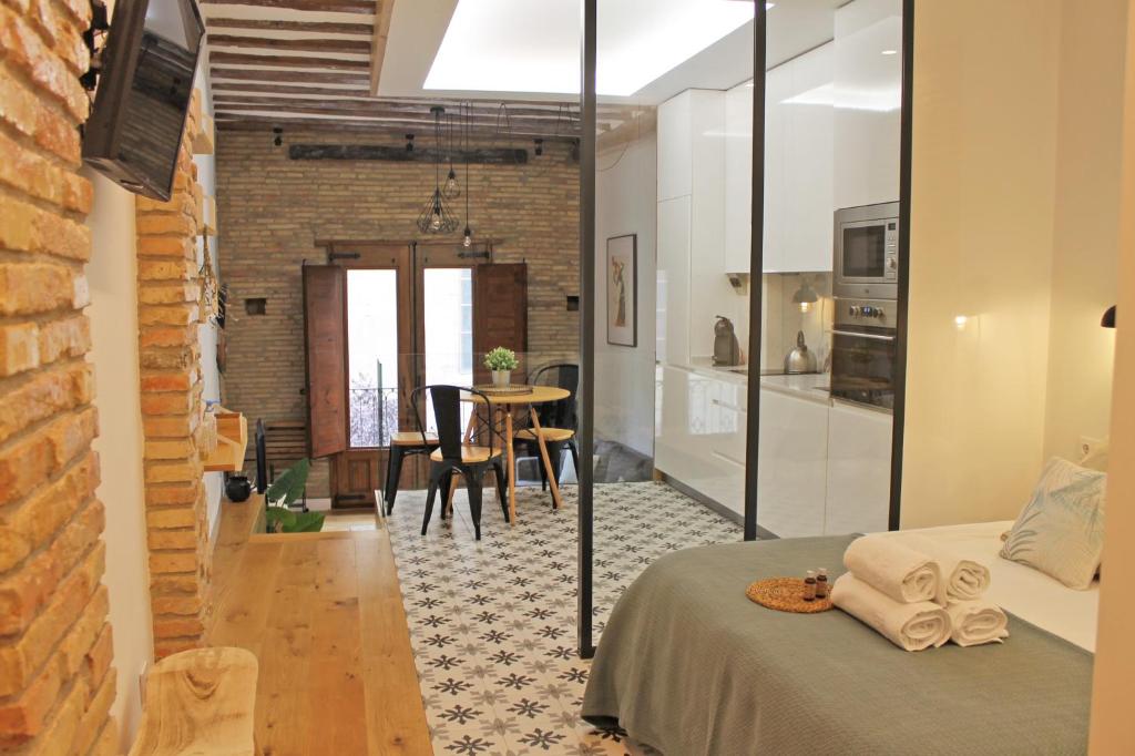 洛格罗尼奥El Secreto de Portales的一间设有床铺的房间和一间用餐室