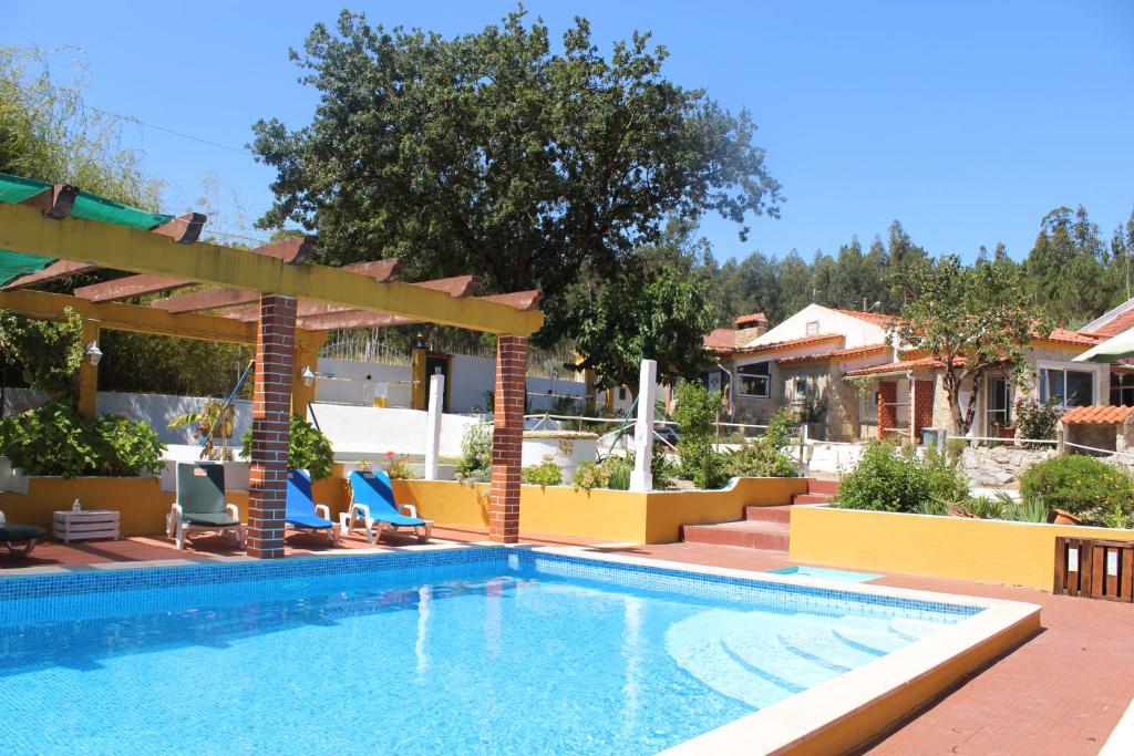 阿尔科巴萨Casal do Varatojo的一座带房子的庭院内的游泳池