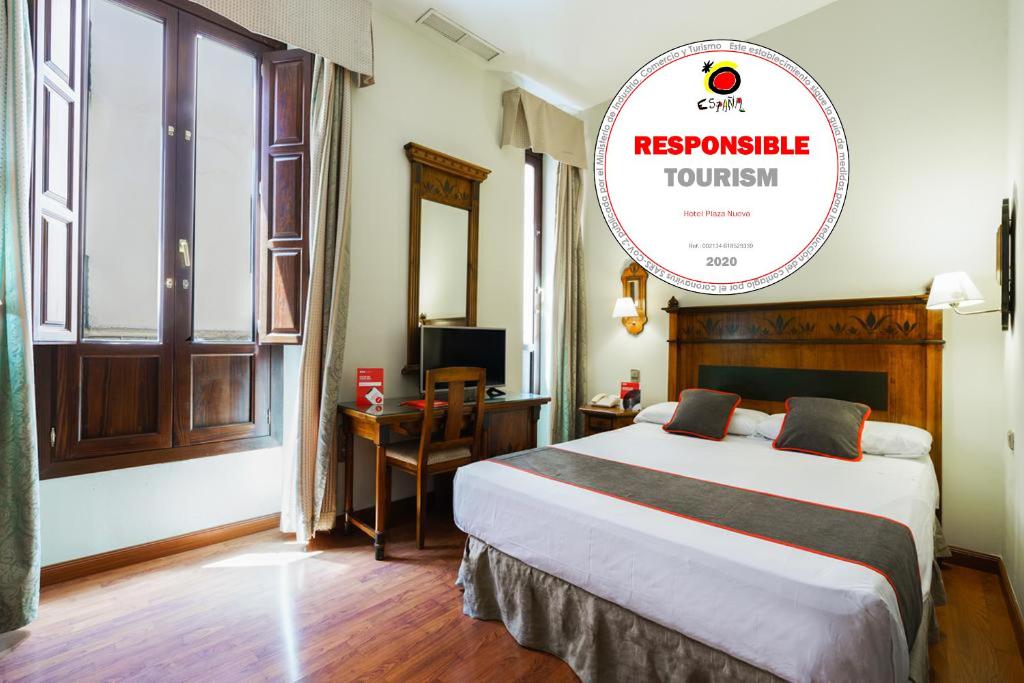 格拉纳达Hotel Plaza Nueva的酒店客房,设有床铺和可读取负责任旅游的标志