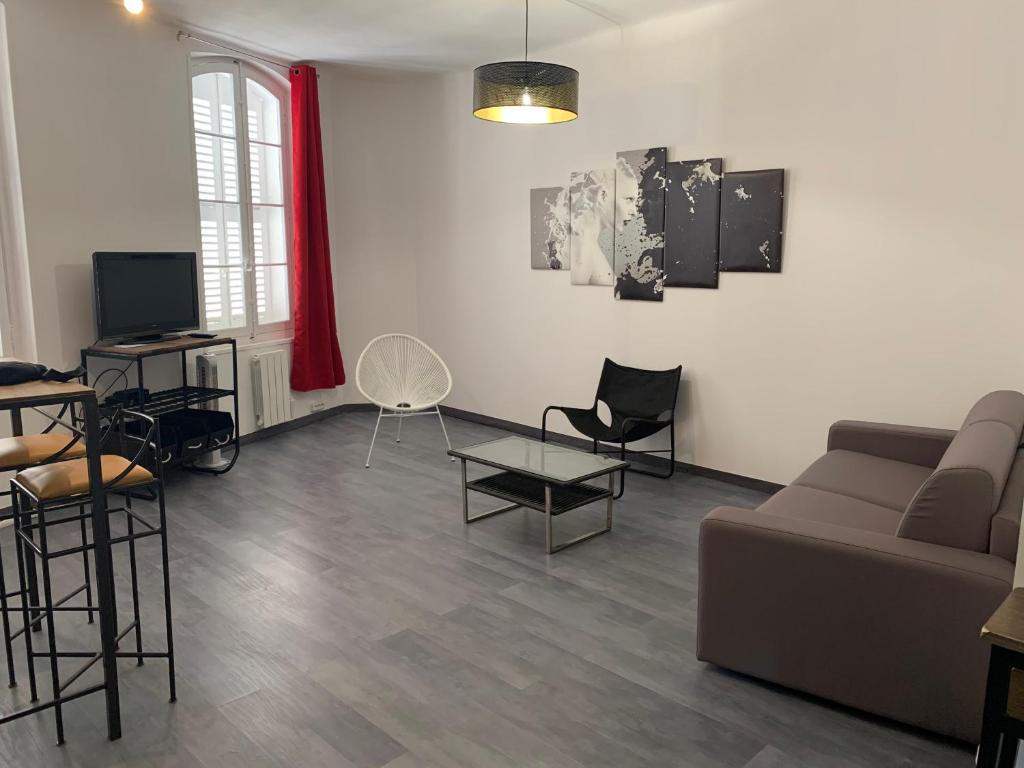 马赛T2 - Quartier mythique du panier的客厅配有沙发和桌椅