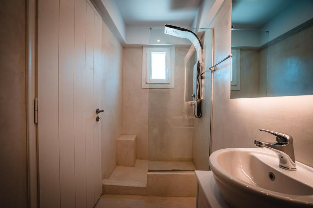 阿波罗尼亚Esmeralda Apartments的一间带水槽和淋浴的浴室