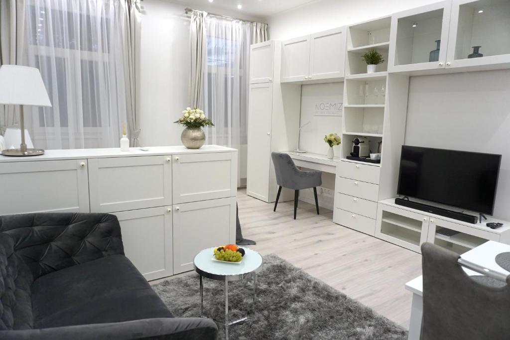 布达佩斯Noemiz Exclusive Apartments的带沙发和电视的客厅