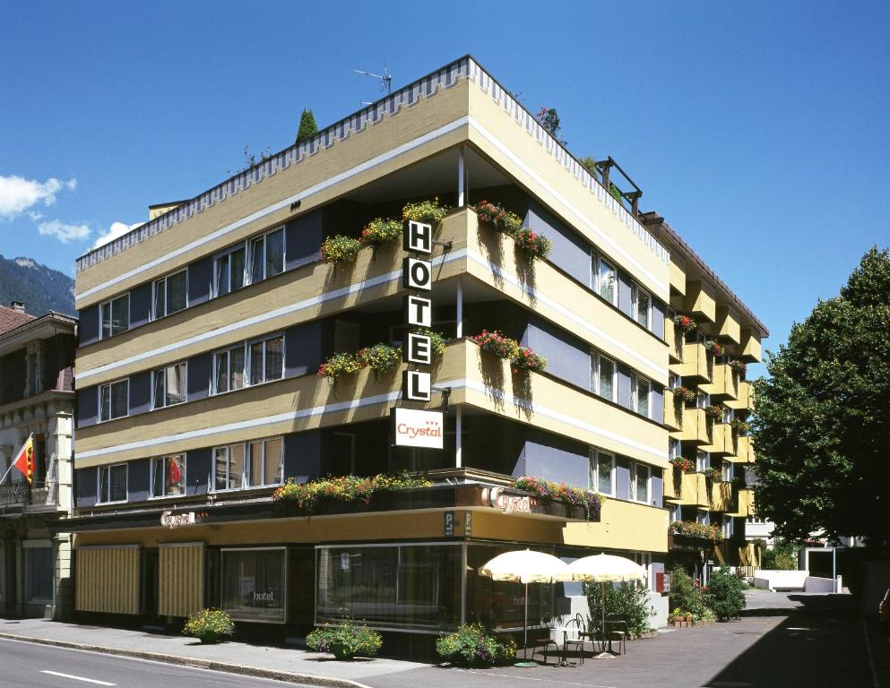 因特拉肯Hotel Crystal Interlaken的一边有标志的酒店