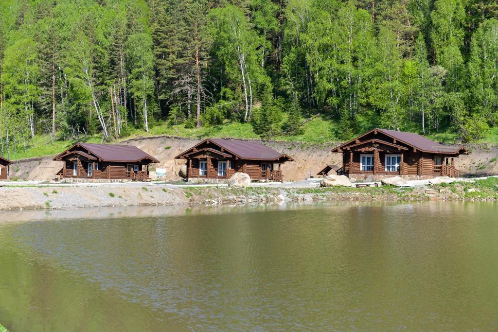 别洛库里哈Zaimka Lesnaya Skazka的一组紧靠水体的木制小屋