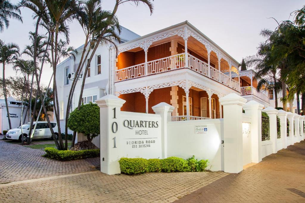 德班Quarters Hotel的前面有标志的大型白色建筑